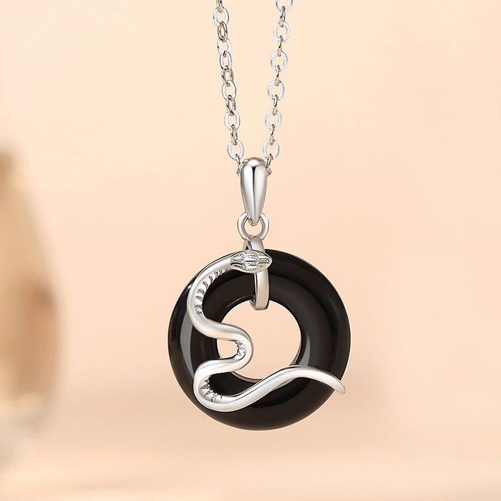 Buddha Stones 925 Sterling Silver Onice Nero Calcedonio Fibbia della Pace Anno del Serpente Collana Pendente Fortuna