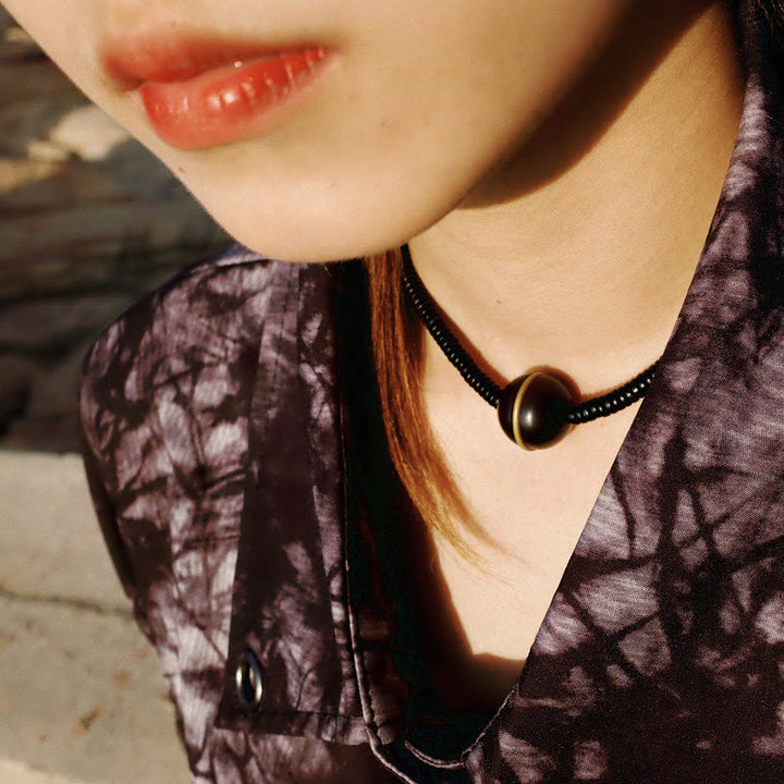 Collana con bracciale a doppio giro in Buddha Stones, in legno di ebano, in ottone e rame, con sfera di equilibrio cubica