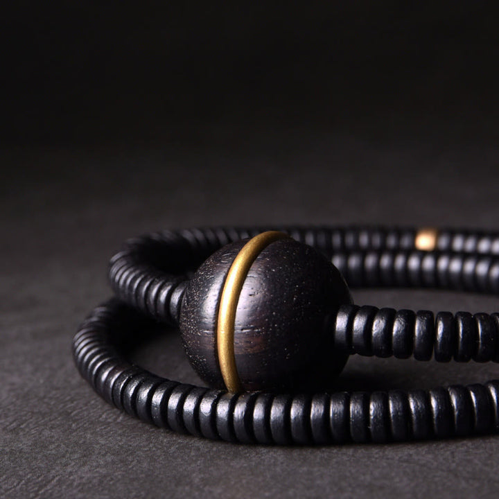 Collana con bracciale a doppio giro in Buddha Stones, in legno di ebano, in ottone e rame, con sfera di equilibrio cubica