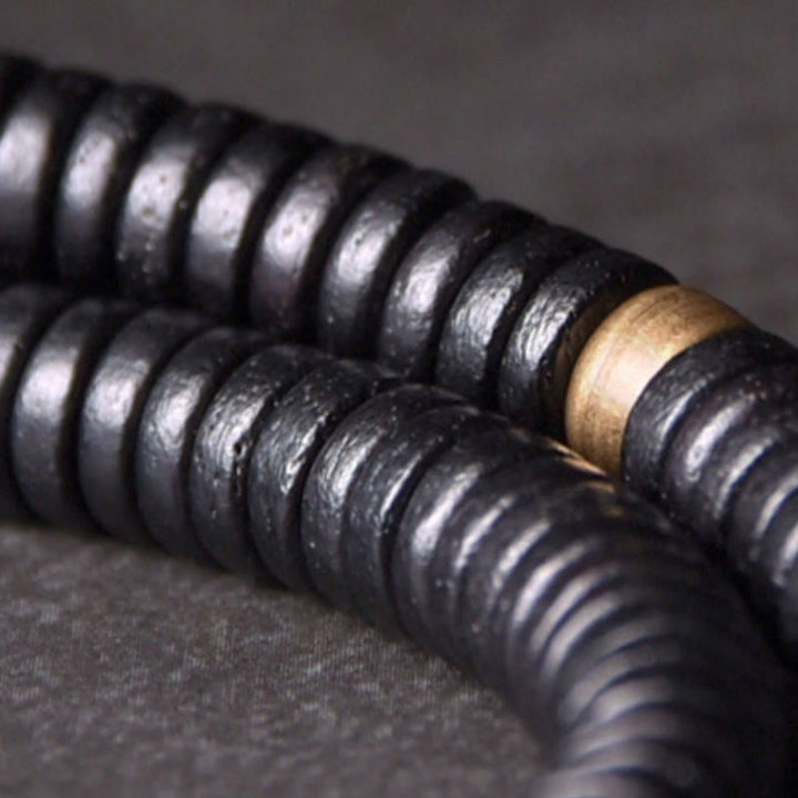 Collana con bracciale a doppio giro in Buddha Stones, in legno di ebano, in ottone e rame, con sfera di equilibrio cubica