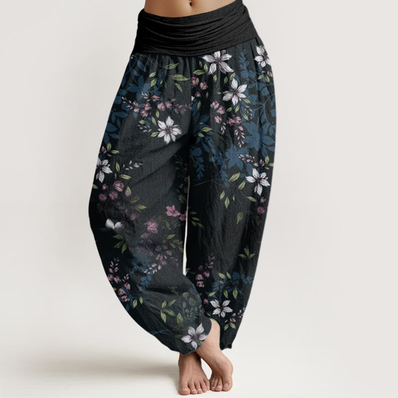 Pantaloni harem elastici in vita da donna Buddha Stones, piccoli fiori bianchi e foglie verdi - Nero - US22, UK/AU26, EU54 (6XL) - image 1