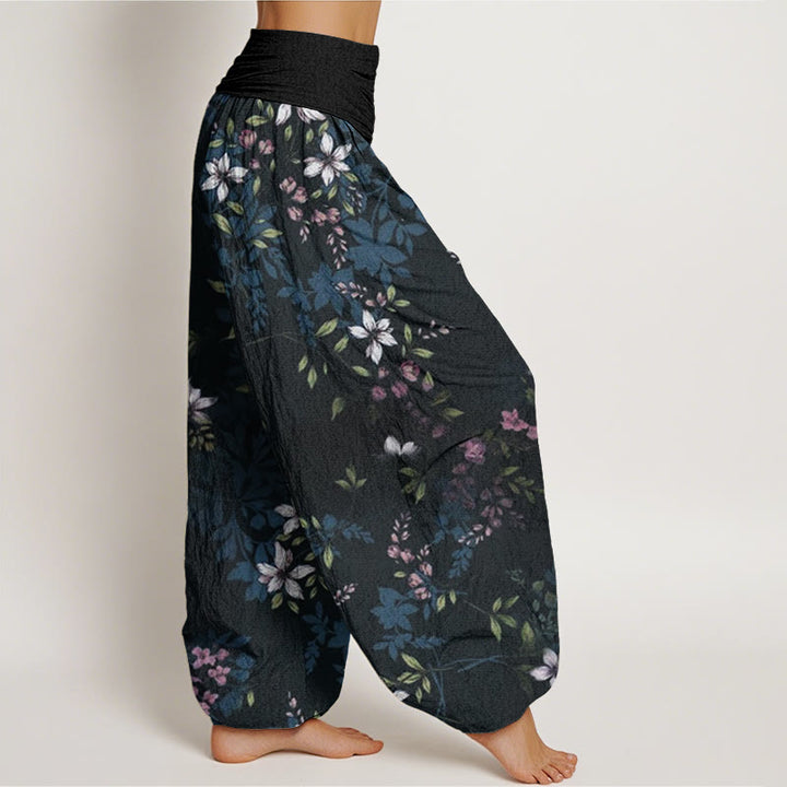 Pantaloni harem da donna con elastico in vita, in cotone, con piccoli fiori bianchi e foglie verdi, motivo Buddha Stones - image 2