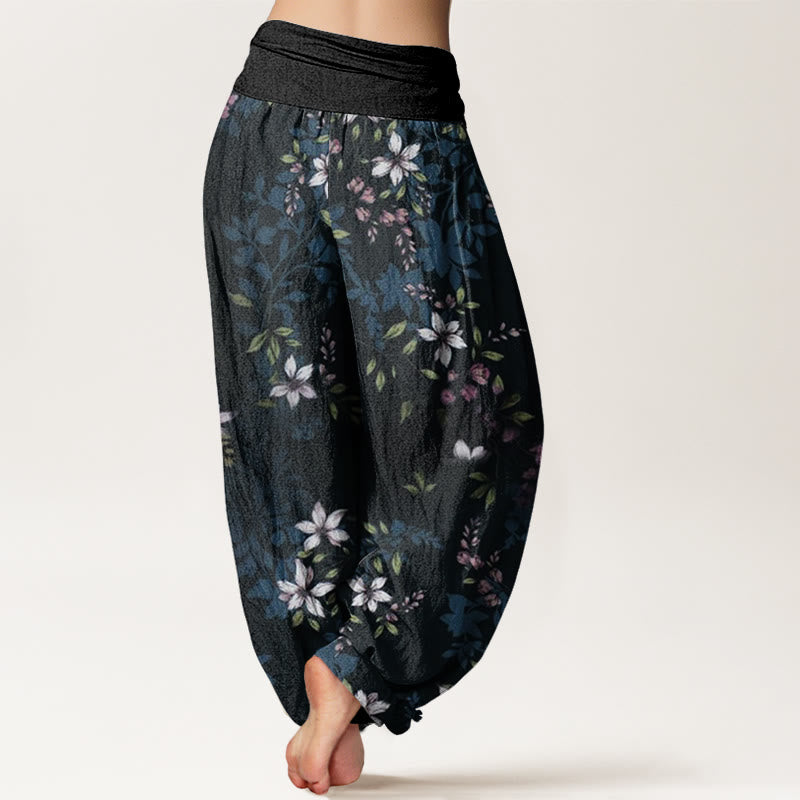 Pantaloni harem da donna con elastico in vita, in cotone, con piccoli fiori bianchi e foglie verdi, motivo Buddha Stones - image 1