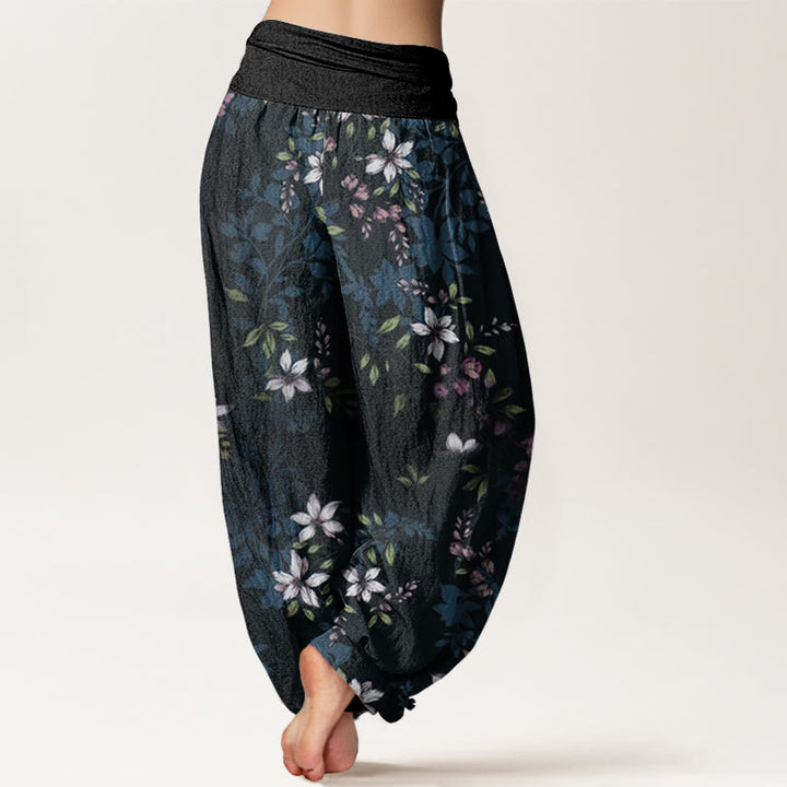 Pantaloni harem da donna con elastico in vita, in cotone, con piccoli fiori bianchi e foglie verdi, motivo Buddha Stones - image 1