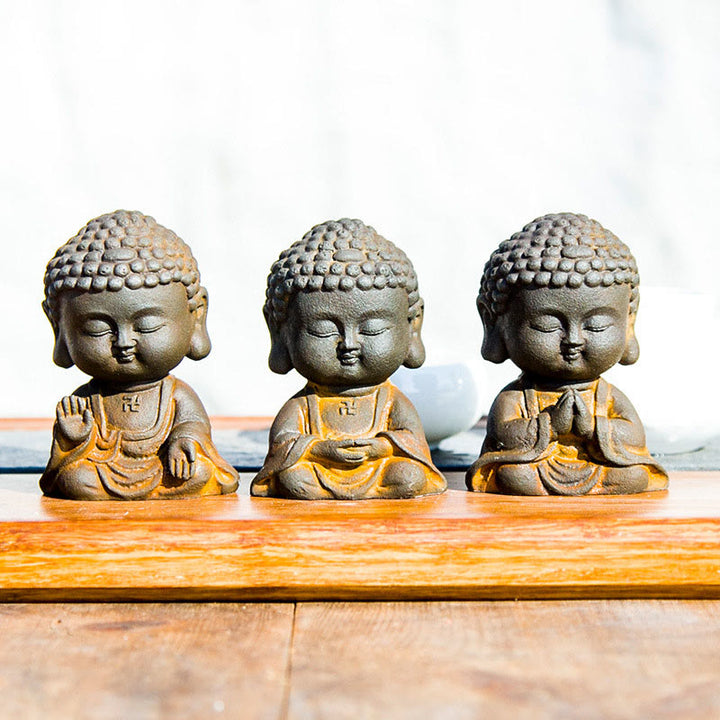 Buddha Stones Piccolo Buddha in Meditazione Statua in Resina Ruggine Polvere di Ferro Decorazione per la Casa - Set di 3 Buddha - image 0