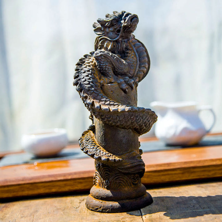 Buddha Stones fatto a mano drago volante intorno al pilastro polvere di ferro ruggine statua in resina decorazione per la casa - Versione ruggine 20*10*8cm - image 0