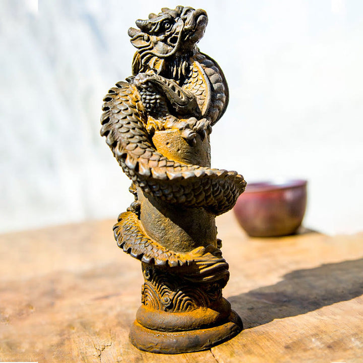 Buddha Stones fatto a mano drago volante intorno al pilastro polvere di ferro ruggine statua in resina decorazione per la casa