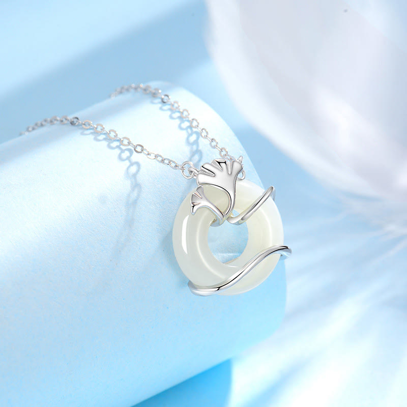 Collana con ciondolo a forma di foglia di ginkgo con fibbia della pace in argento sterling 925 Buddha Stones in giada Hetian