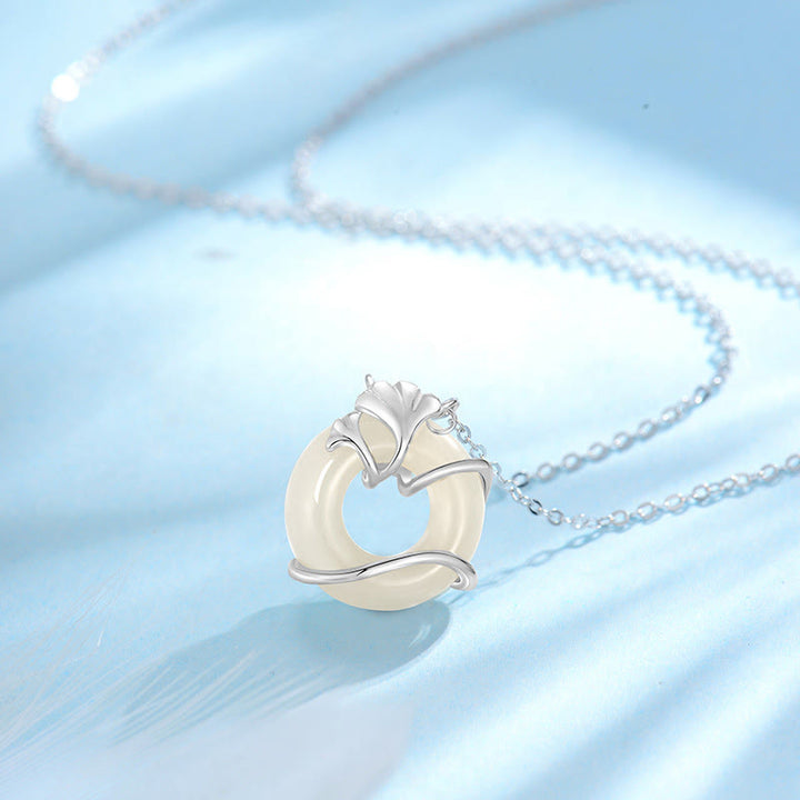 Collana con ciondolo a forma di foglia di ginkgo con fibbia della pace in argento sterling 925 Buddha Stones in giada Hetian