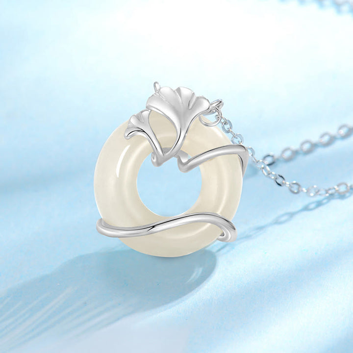 Collana con ciondolo a forma di foglia di ginkgo con fibbia della pace in argento sterling 925 Buddha Stones in giada Hetian