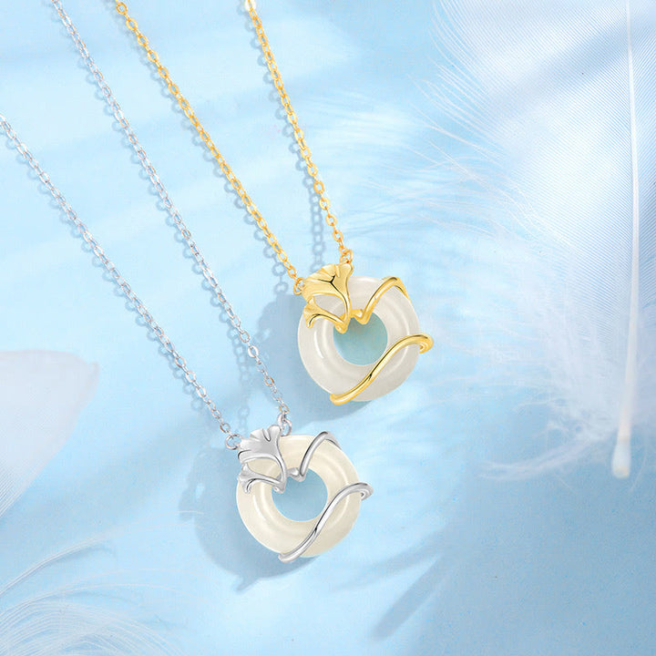 Collana con ciondolo a forma di foglia di ginkgo con fibbia della pace in argento sterling 925 Buddha Stones in giada Hetian