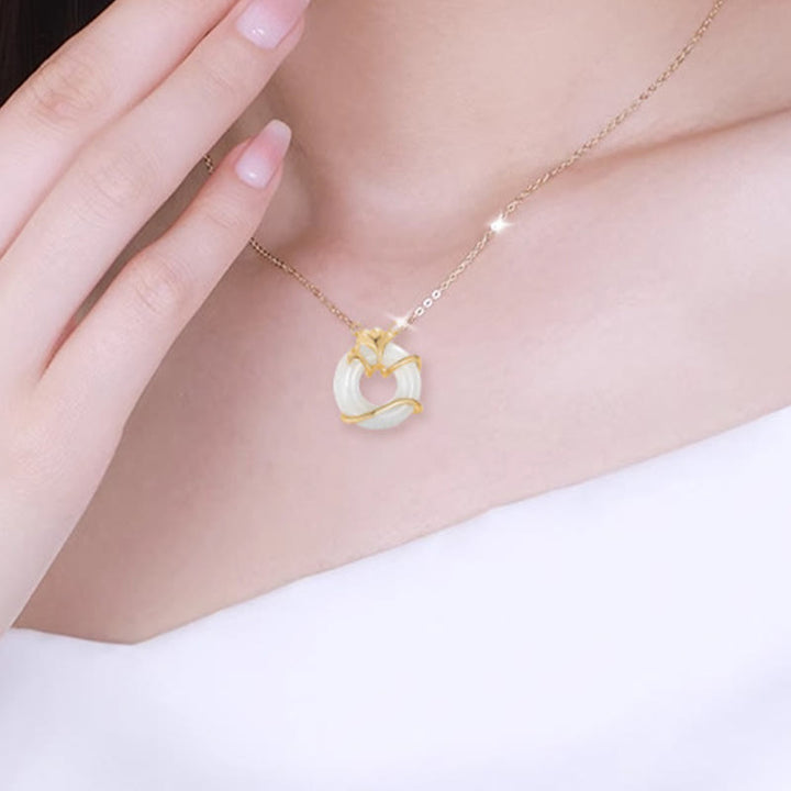 Collana con ciondolo a forma di foglia di ginkgo con fibbia della pace in argento sterling 925 Buddha Stones in giada Hetian