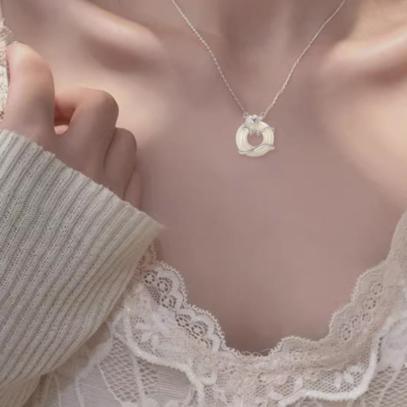 Collana con ciondolo a forma di foglia di ginkgo con fibbia della pace in argento sterling 925 Buddha Stones in giada Hetian
