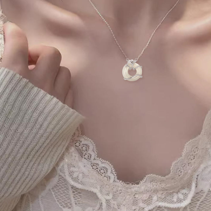 Collana con ciondolo a forma di foglia di ginkgo con fibbia della pace in argento sterling 925 Buddha Stones in giada Hetian
