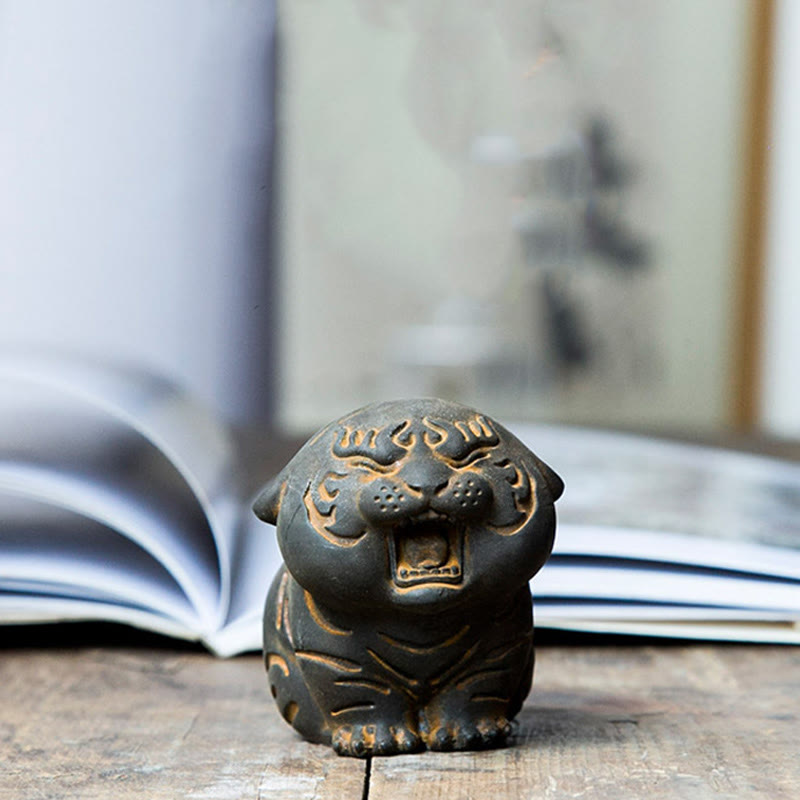 Buddha Stones Mini Carino Tigre Ferro Polvere Ruggine Statua Resina Decorazione Casa - image 1