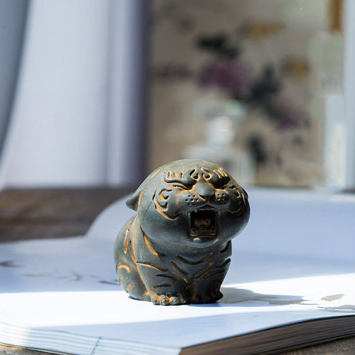 Buddha Stones Mini Carino Tigre Ferro Polvere Ruggine Statua Resina Decorazione Casa