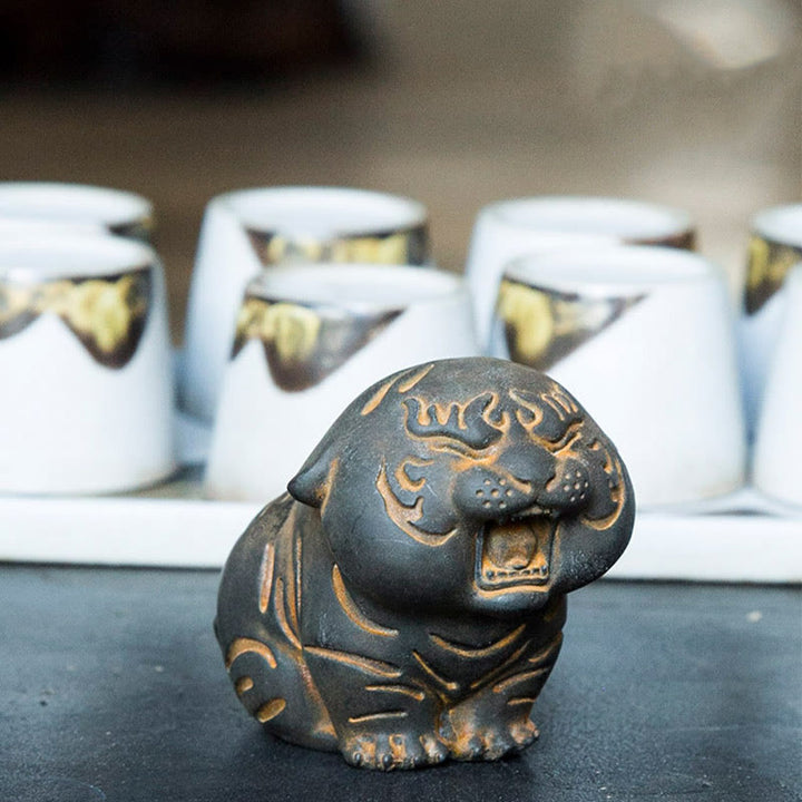 Buddha Stones Mini Carino Tigre Ferro Polvere Ruggine Statua Resina Decorazione Casa - image 14