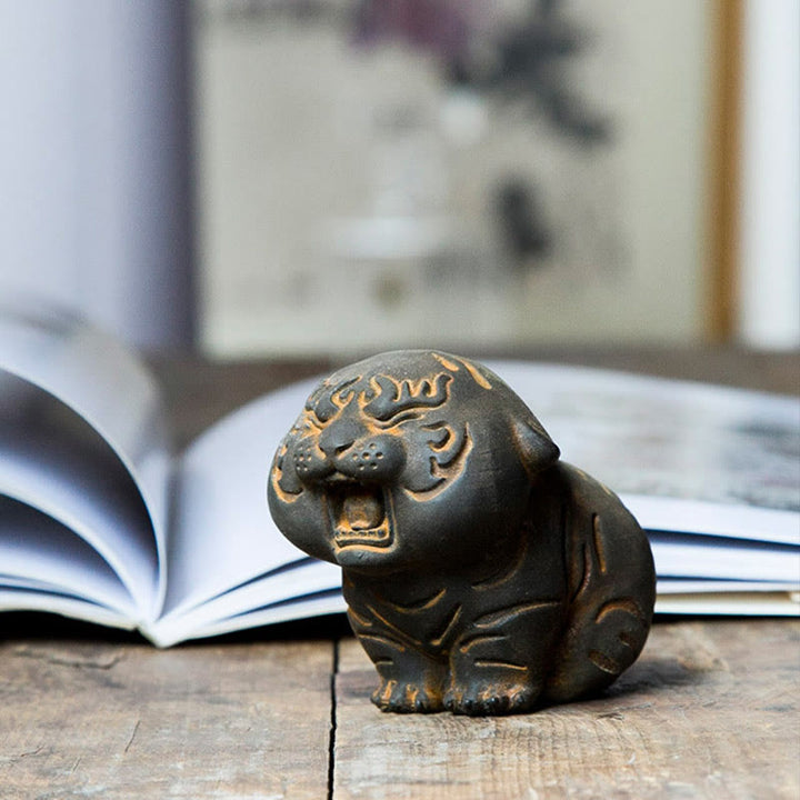 Buddha Stones Mini Carino Tigre Ferro Polvere Ruggine Statua Resina Decorazione Casa - image 15