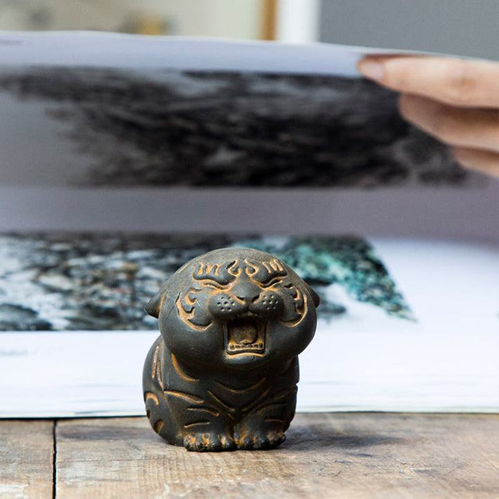 Buddha Stones Mini Carino Tigre Ferro Polvere Ruggine Statua Resina Decorazione Casa