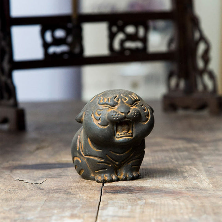 Buddha Stones Mini Carino Tigre Ferro Polvere Ruggine Statua Resina Decorazione Casa - image 9