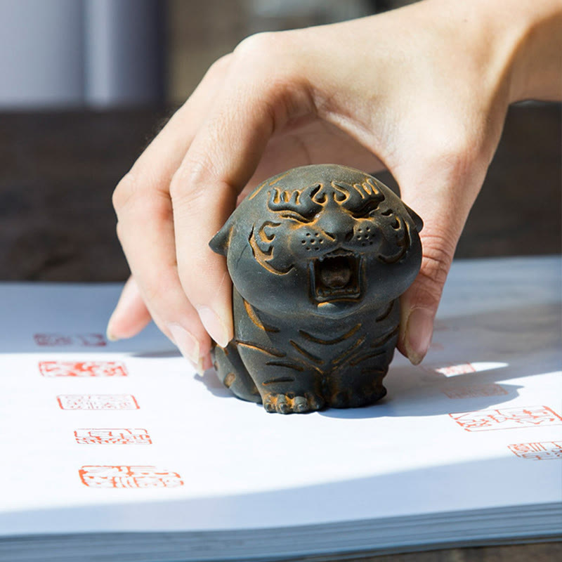 Buddha Stones Mini Carino Tigre Ferro Polvere Ruggine Statua Resina Decorazione Casa - image 3