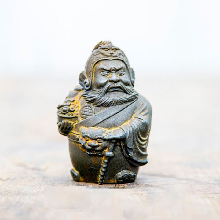 Buddha Stones Fatto a mano Letterario Militare Dio della Ricchezza Polvere di Ferro Ruggine Statua in Resina Decorazione per la Casa