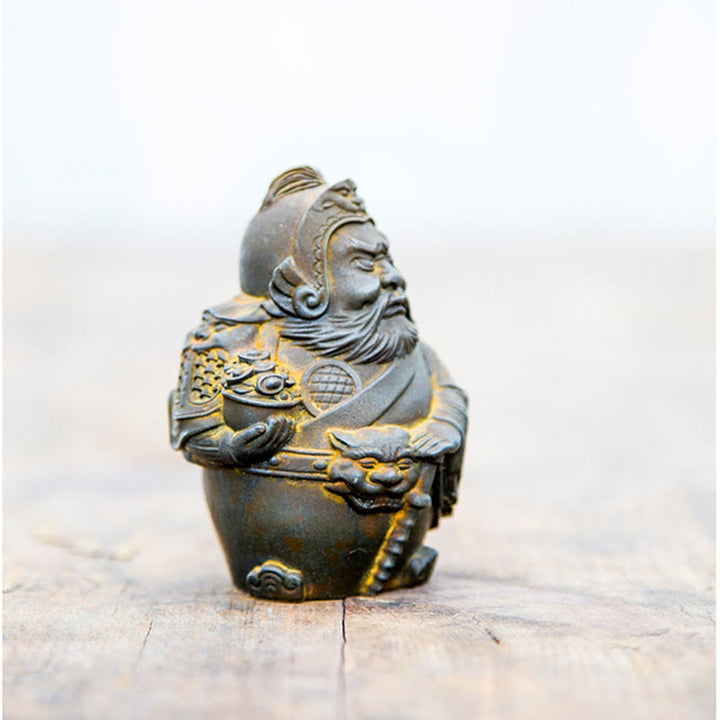 Buddha Stones Fatto a mano Letterario Militare Dio della Ricchezza Polvere di Ferro Ruggine Statua in Resina Decorazione per la Casa