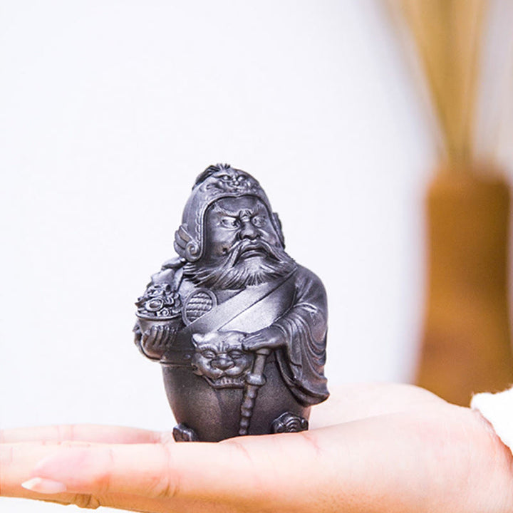 Buddha Stones Fatto a mano Letterario Militare Dio della Ricchezza Polvere di Ferro Ruggine Statua in Resina Decorazione per la Casa