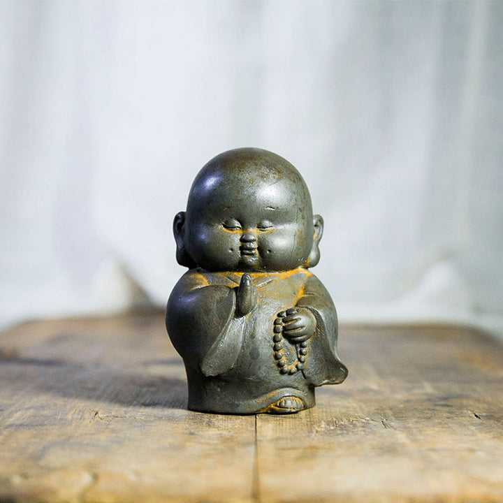 Statua in resina fusa Buddha Stones fatta a mano, piccolo monaco, in polvere di ferro, decorazione per la casa - Versione ruggine 12,7*8,3 cm - image 0
