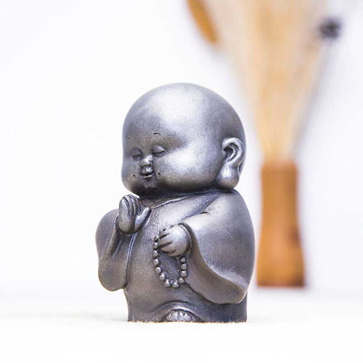 Statua in resina fusa Buddha Stones fatta a mano, piccolo monaco, in polvere di ferro, decorazione per la casa