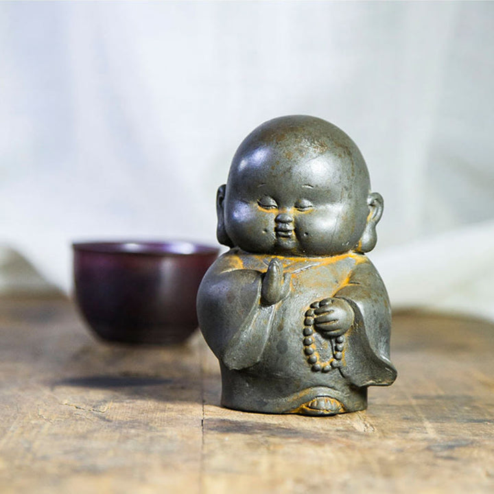 Statua in resina fusa Buddha Stones fatta a mano, piccolo monaco, in polvere di ferro, decorazione per la casa