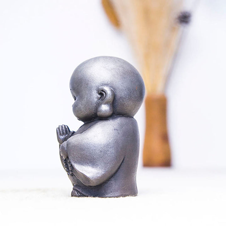 Statua in resina fusa Buddha Stones fatta a mano, piccolo monaco, in polvere di ferro, decorazione per la casa