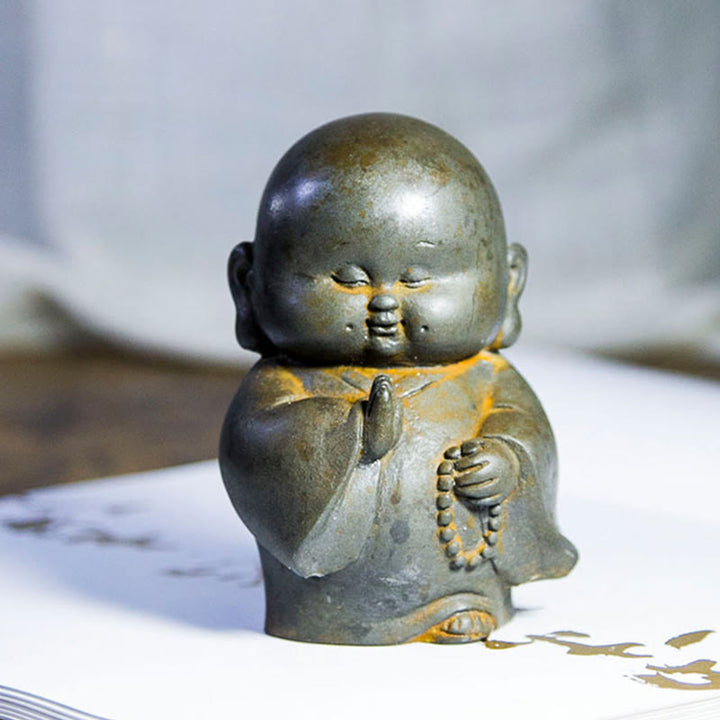 Statua in resina fusa Buddha Stones fatta a mano, piccolo monaco, in polvere di ferro, decorazione per la casa