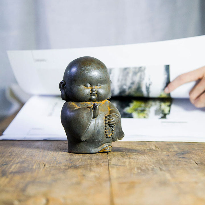 Statua in resina fusa Buddha Stones fatta a mano, piccolo monaco, in polvere di ferro, decorazione per la casa