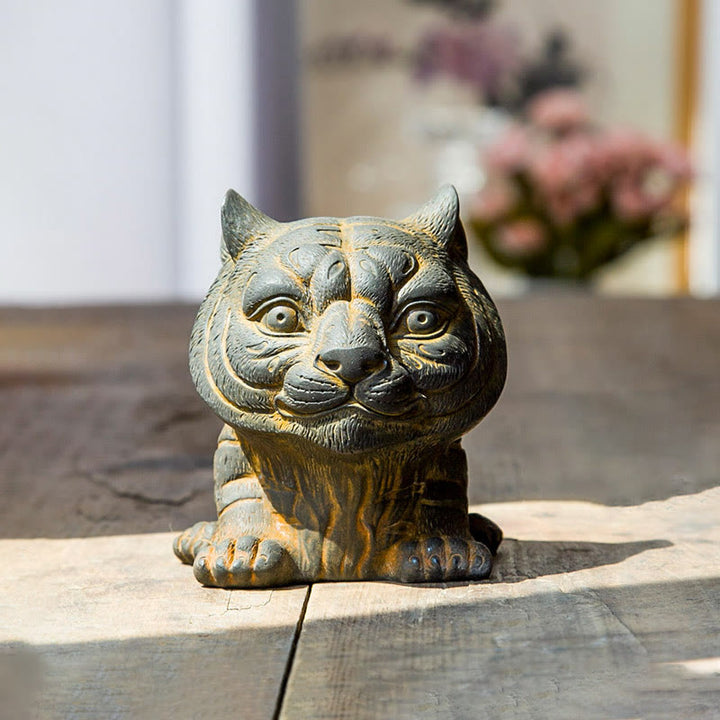 Buddha Stones Fatto a mano Piccola adorabile tigre in polvere di ferro ruggine statua in resina fusa decorazione per la casa