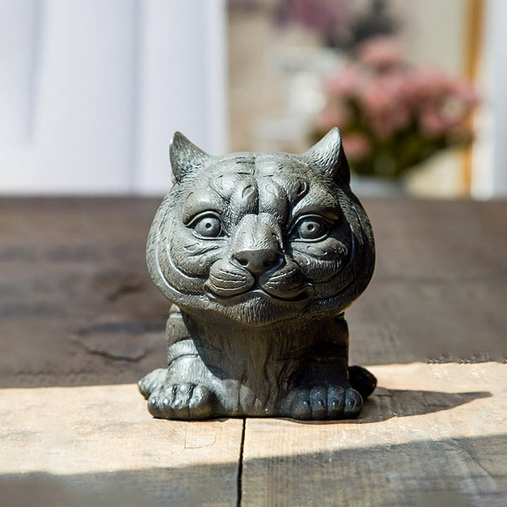 Buddha Stones Fatto a mano Piccola adorabile tigre in polvere di ferro ruggine statua in resina fusa decorazione per la casa