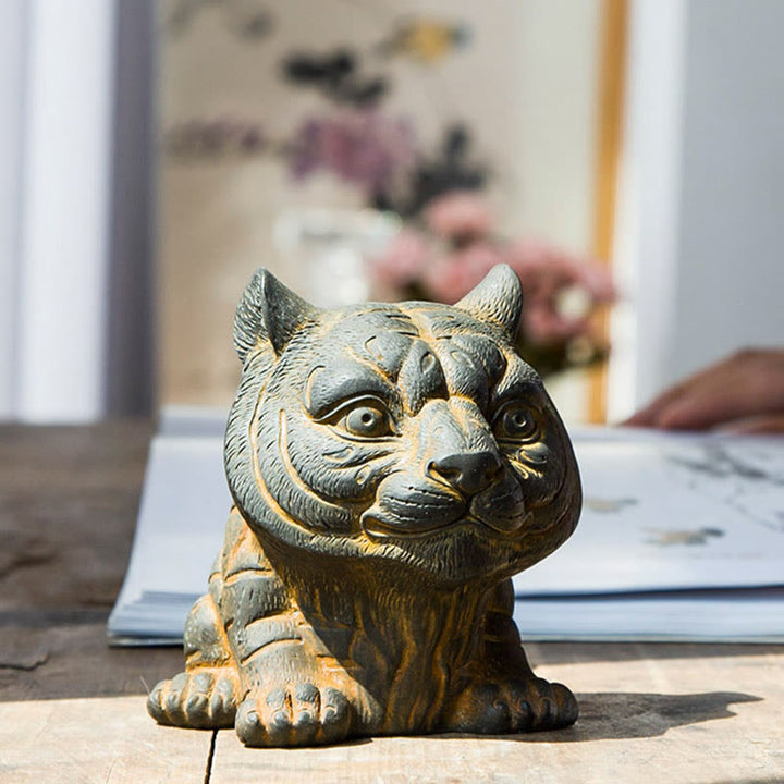 Buddha Stones Fatto a mano Piccola adorabile tigre in polvere di ferro ruggine statua in resina fusa decorazione per la casa