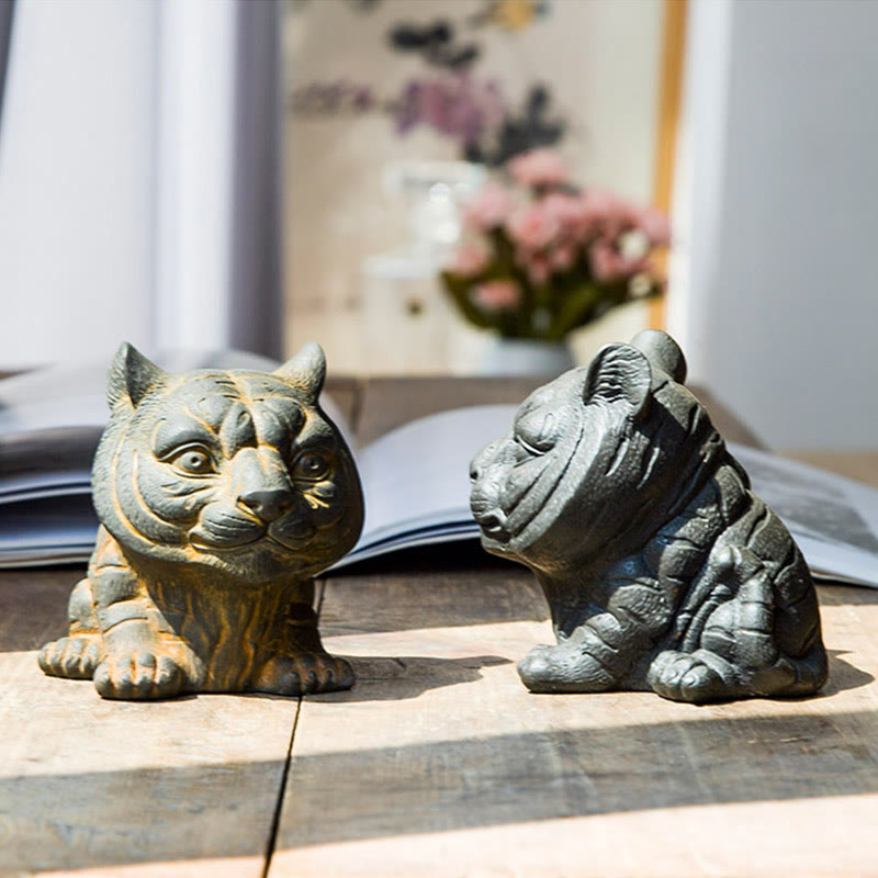 Buddha Stones Fatto a mano Piccola adorabile tigre in polvere di ferro ruggine statua in resina fusa decorazione per la casa