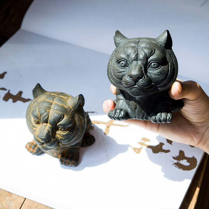 Buddha Stones Fatto a mano Piccola adorabile tigre in polvere di ferro ruggine statua in resina fusa decorazione per la casa - image 13