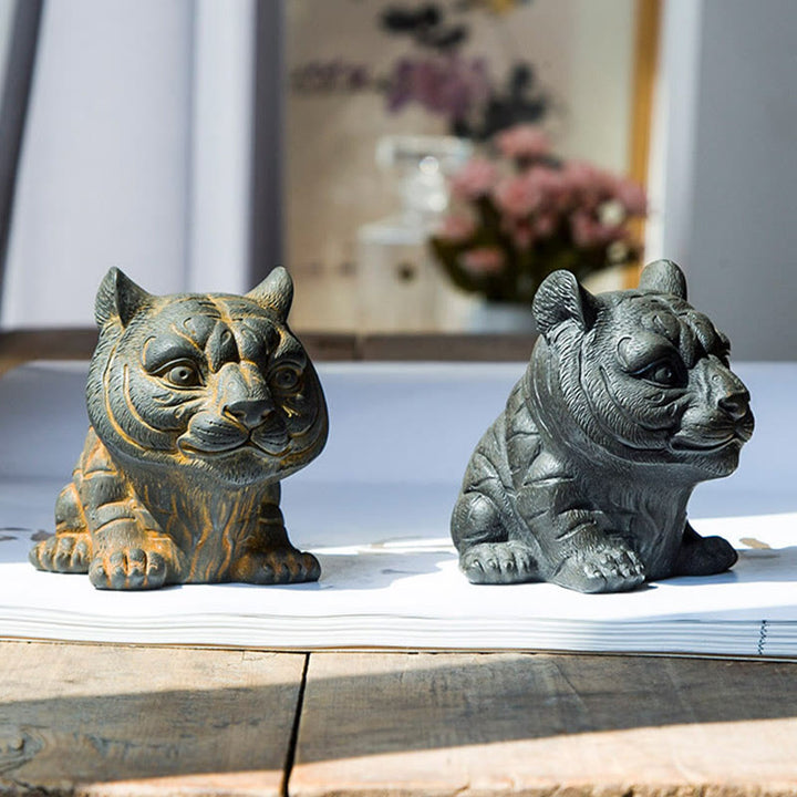 Buddha Stones Fatto a mano Piccola adorabile tigre in polvere di ferro ruggine statua in resina fusa decorazione per la casa - image 11