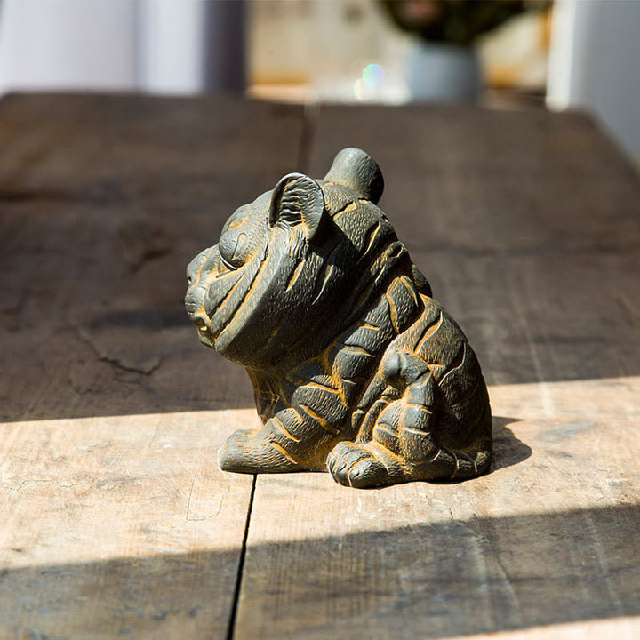 Buddha Stones Fatto a mano Piccola adorabile tigre in polvere di ferro ruggine statua in resina fusa decorazione per la casa