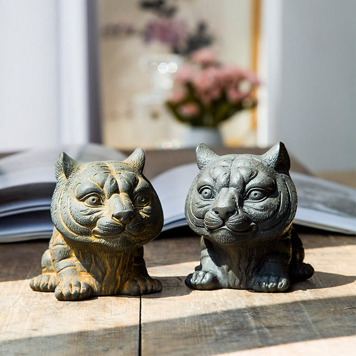 Buddha Stones Fatto a mano Piccola adorabile tigre in polvere di ferro ruggine statua in resina fusa decorazione per la casa - image 12