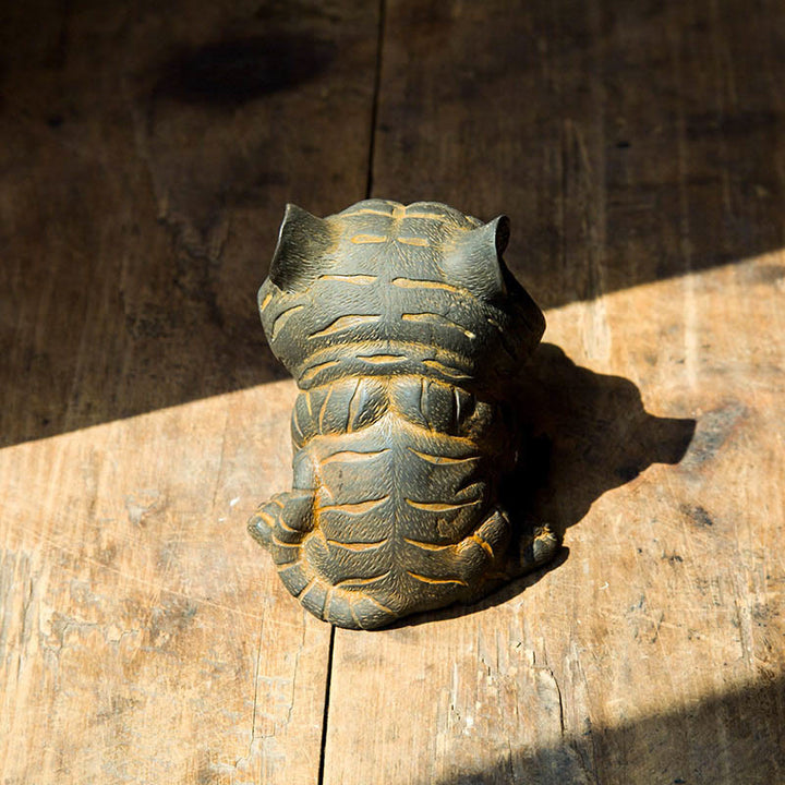 Buddha Stones Fatto a mano Piccola adorabile tigre in polvere di ferro ruggine statua in resina fusa decorazione per la casa