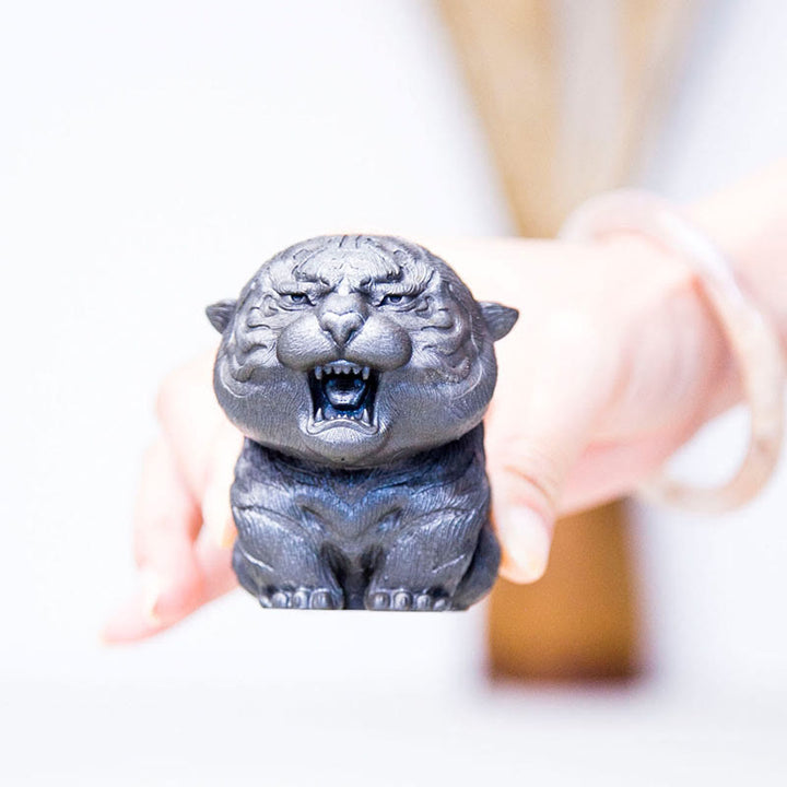 Statua in resina Buddha Stones con polvere di ferro e ruggine fatta a mano in miniatura di tigre ruggente, decorazione per la casa