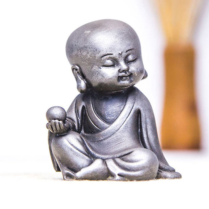 Buddha Stones Fatte a mano Ksitigarbha Kwan Yin Guanyin Avalokitesvara Tathagata Polvere di ferro Ruggine Statua in resina colata Decorazione della casa
