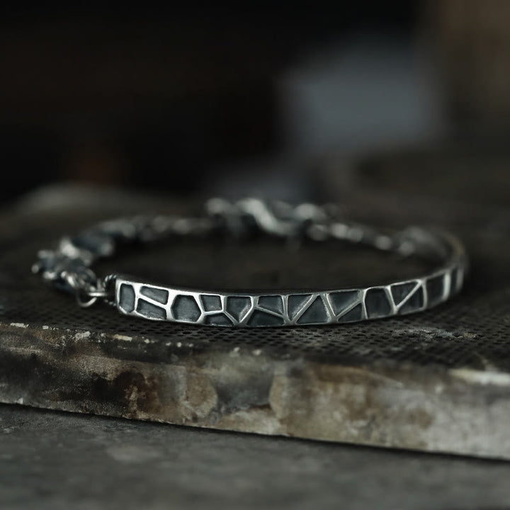 Braccialetto di protezione a metà con motivo a martello in argento sterling Buddha Stones