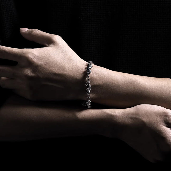 Braccialetto di protezione a metà con motivo a martello in argento sterling Buddha Stones