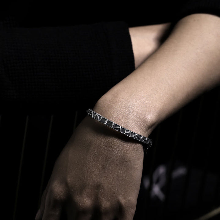 Braccialetto di protezione a metà con motivo a martello in argento sterling Buddha Stones