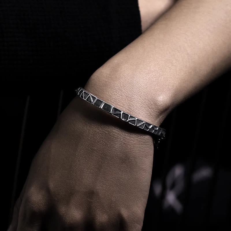 Braccialetto di protezione a metà con motivo a martello in argento sterling Buddha Stones