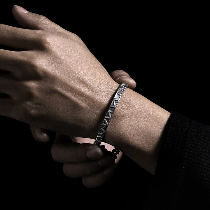 Braccialetto di protezione a metà con motivo a martello in argento sterling Buddha Stones